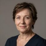 Портрет уверенного бизнесмена компании Клининг Ресет на нейтральном фоне для раздела услуг химчистки